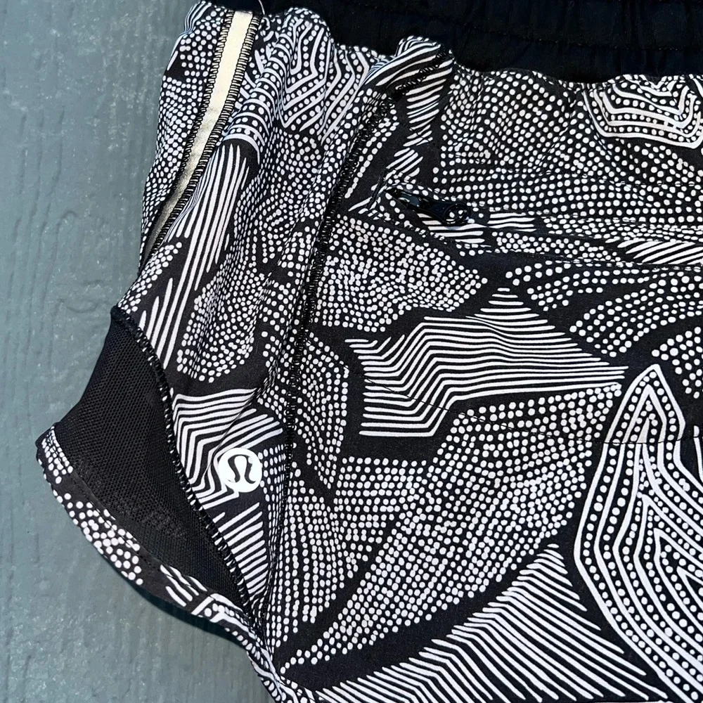 Lululemon Hotty Hot Shorts 2.5” Dottie Tribe White Black Size 4